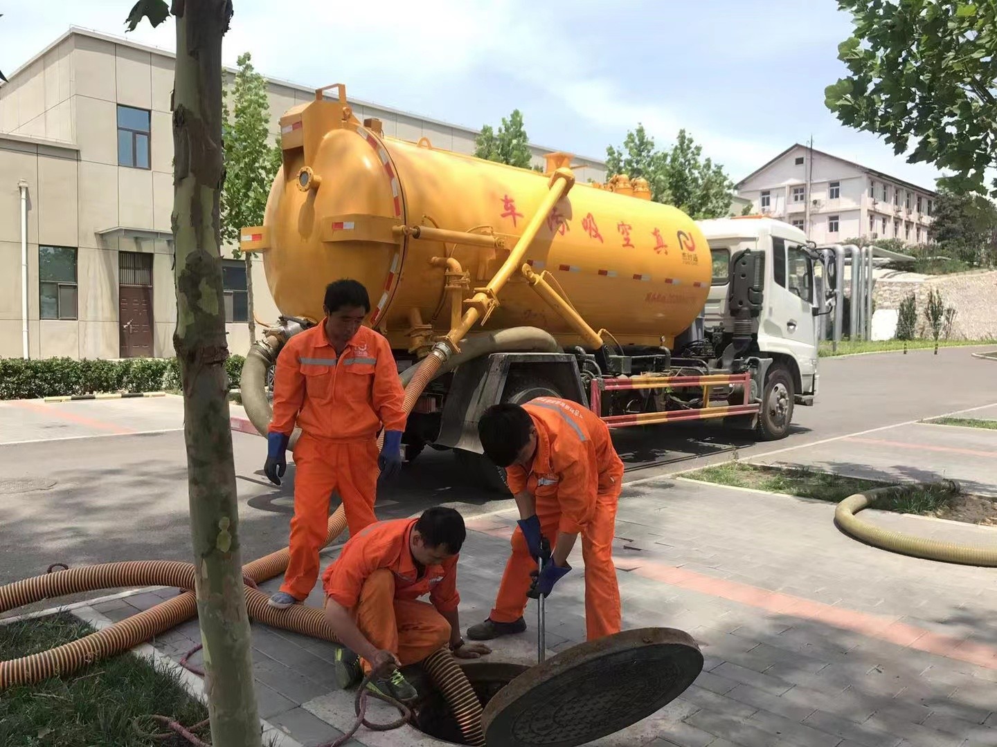 余江管道疏通车停在窨井附近