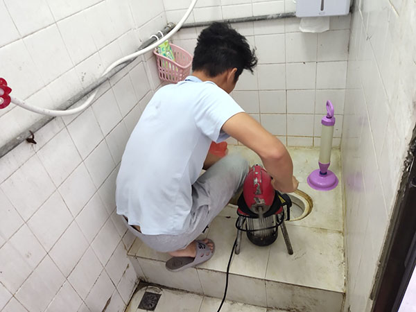 余江管道堵塞冒臭气 专业师傅现场解决问题