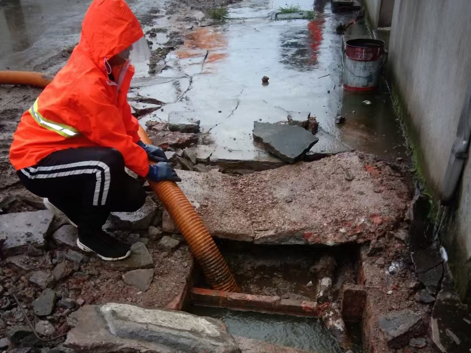 余江专业清理污水池 炜誉市政以规范流程守护城市 “肠道”